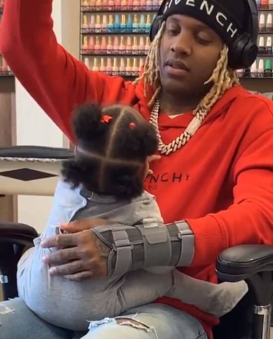 Willow Banks playing with her father Lil Durk.